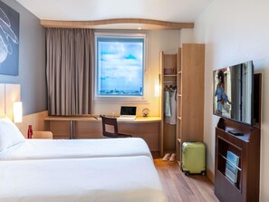 Standard Room, 2 Twin Beds | Desk, soundproofing, iron/ironing board, free WiFi - ibis Barcelona Meridiana (Barcelona)