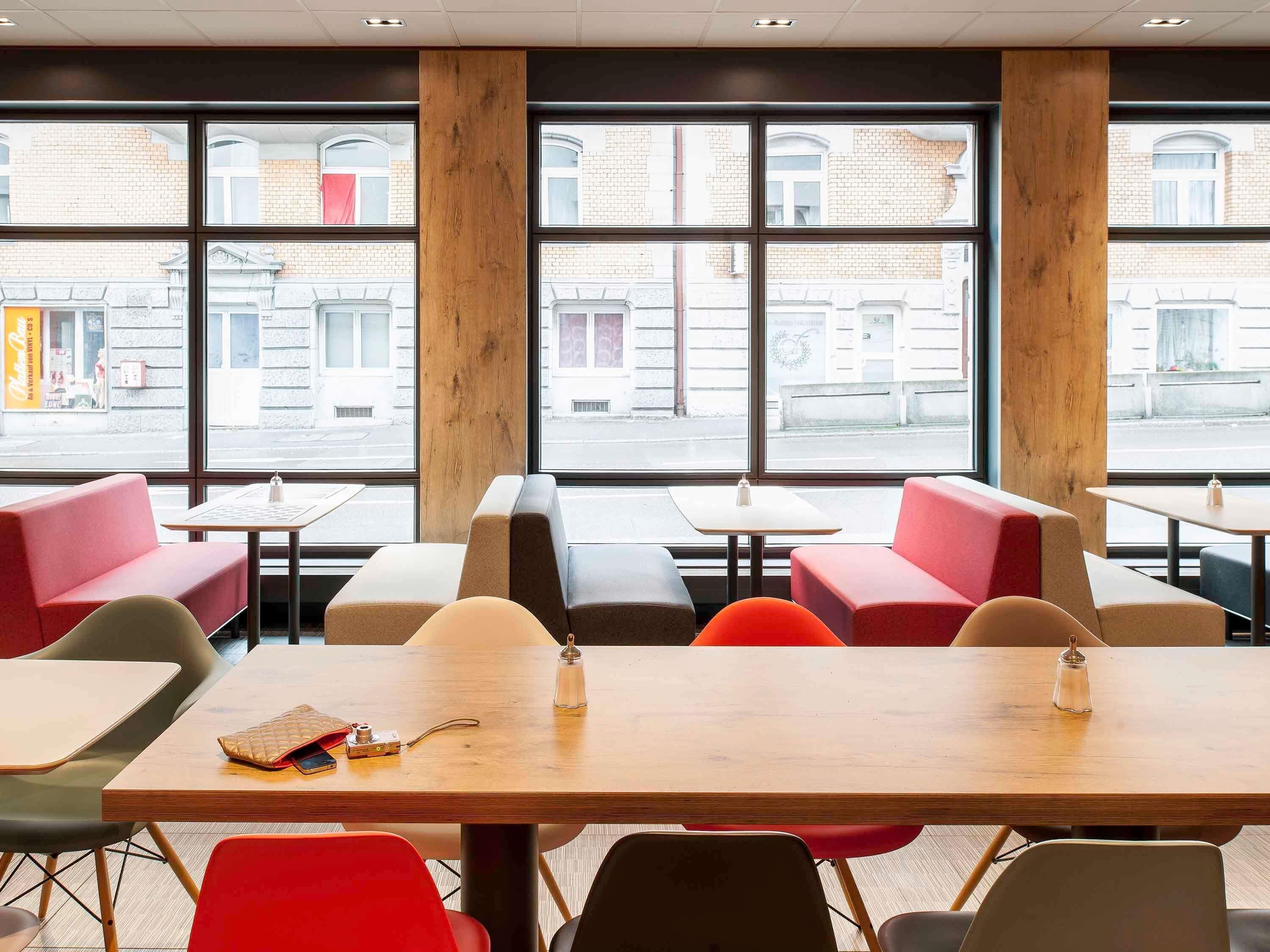 Sarapan prasmanan setiap hari (EUR 17 per orang)