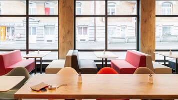 Desayuno buffet diario (EUR 17 por persona)