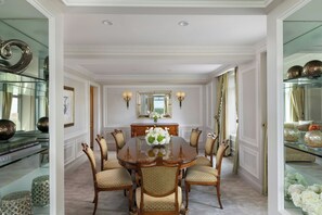 俱樂部套房, 1 間臥室 (The Ritz-Carlton Suite) | 1 間臥室、高級寢具、羽絨被、迷你吧