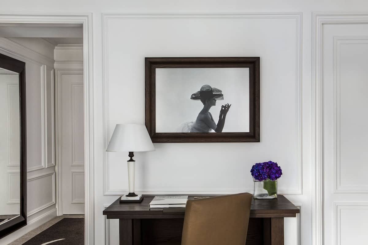 أغطية فراش متميزة وألحفة محشوة بالريش وميني بار وخزنة داخل الغرفة