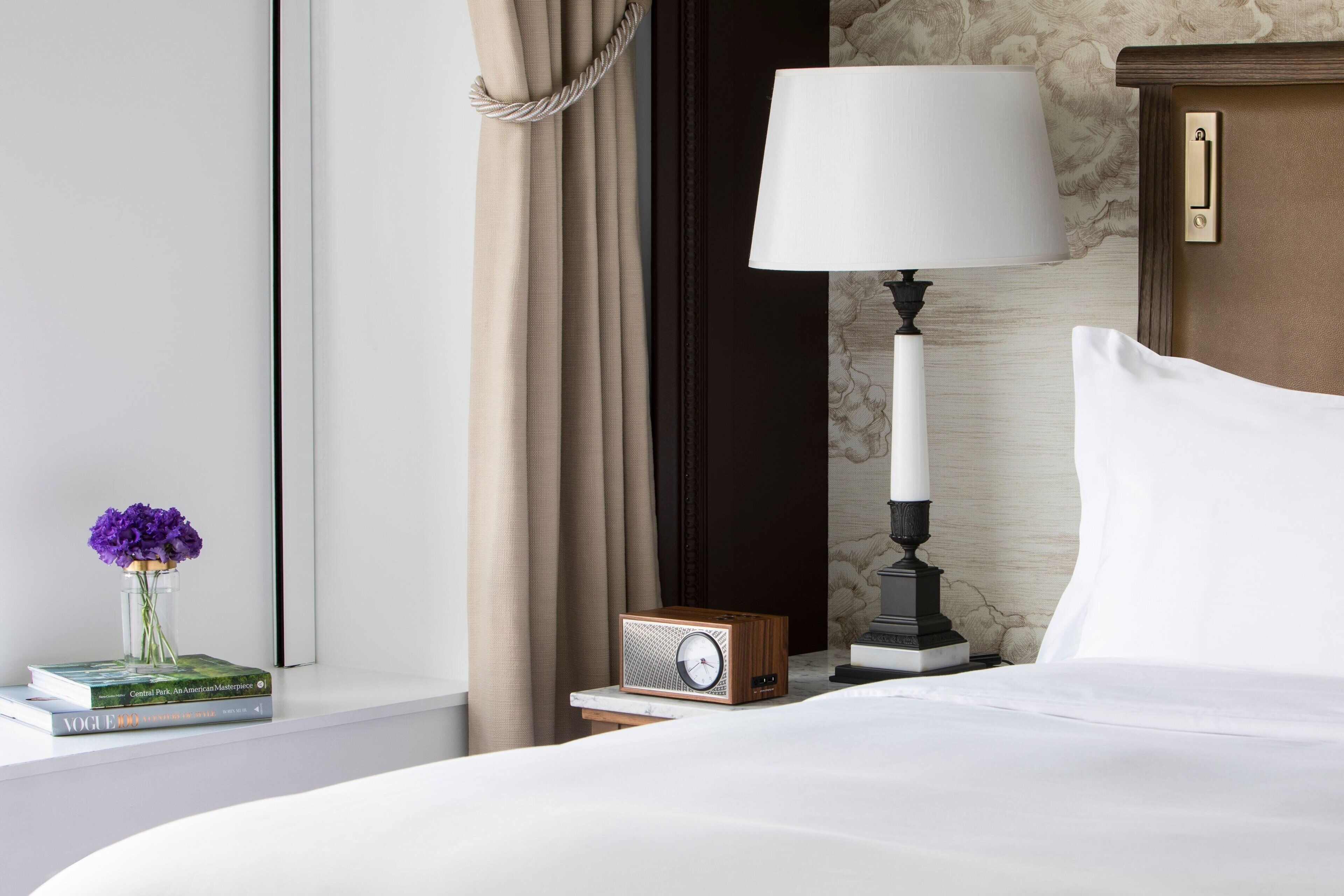 أغطية فراش متميزة وألحفة محشوة بالريش وميني بار وخزنة داخل الغرفة