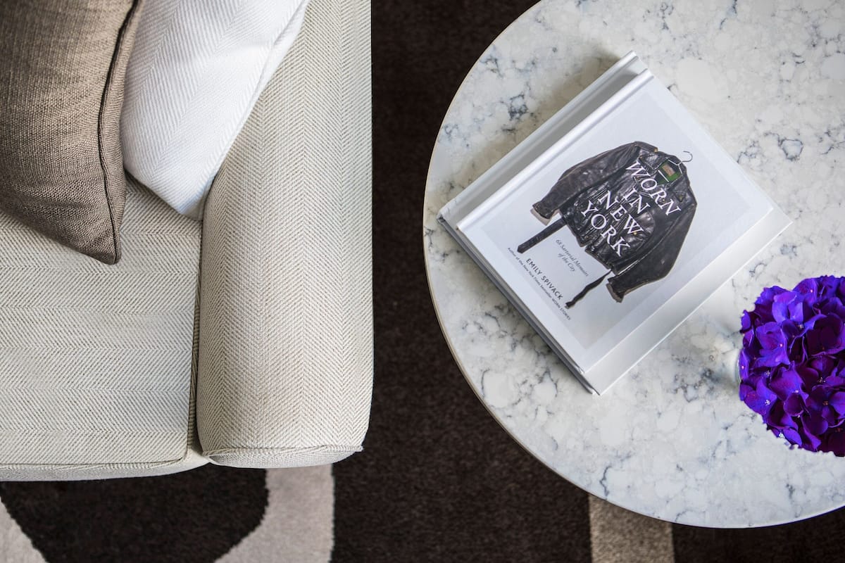 أغطية فراش متميزة وألحفة محشوة بالريش وميني بار وخزنة داخل الغرفة