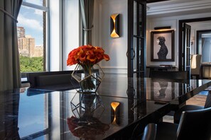 Premium bedding, down duvets, minibar, in-room safe - The Ritz-Carlton New York, Central Park (New York)