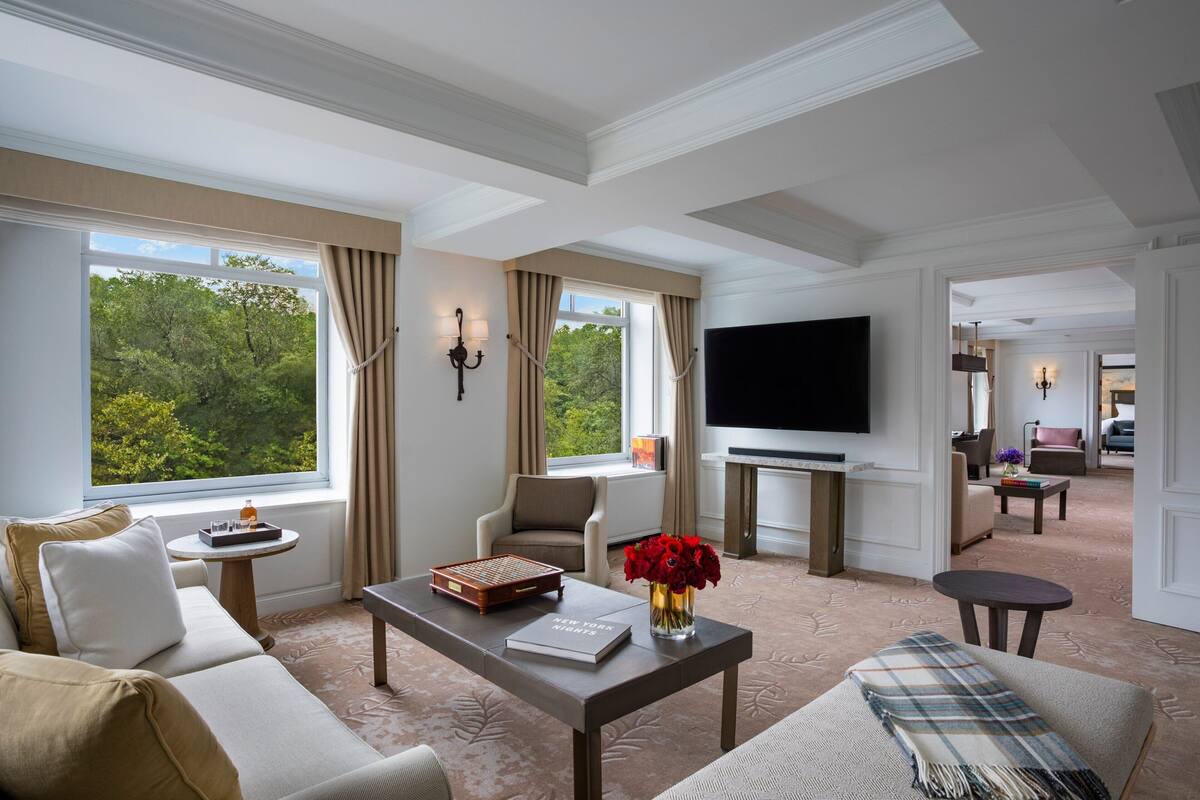 Suite – club, 1 kingsize-seng | Oppholdsområde | LCD-TV og Netflix