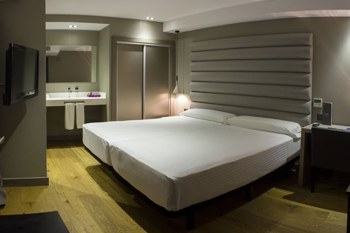 minibar, in-room safe, desk, laptop workspace