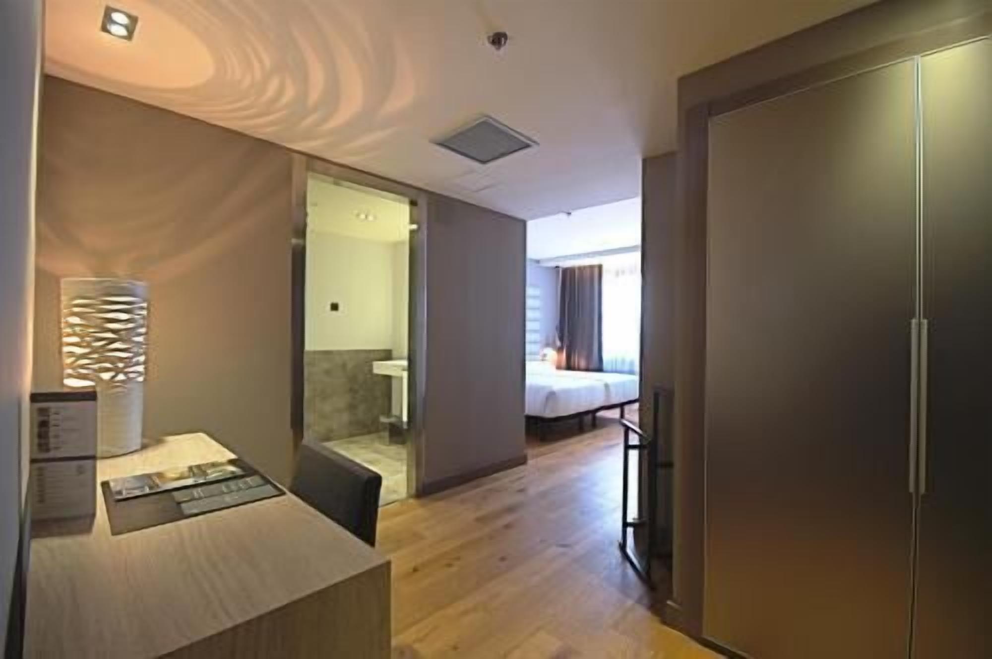 Minibar, caja de seguridad en la habitación y escritorio 