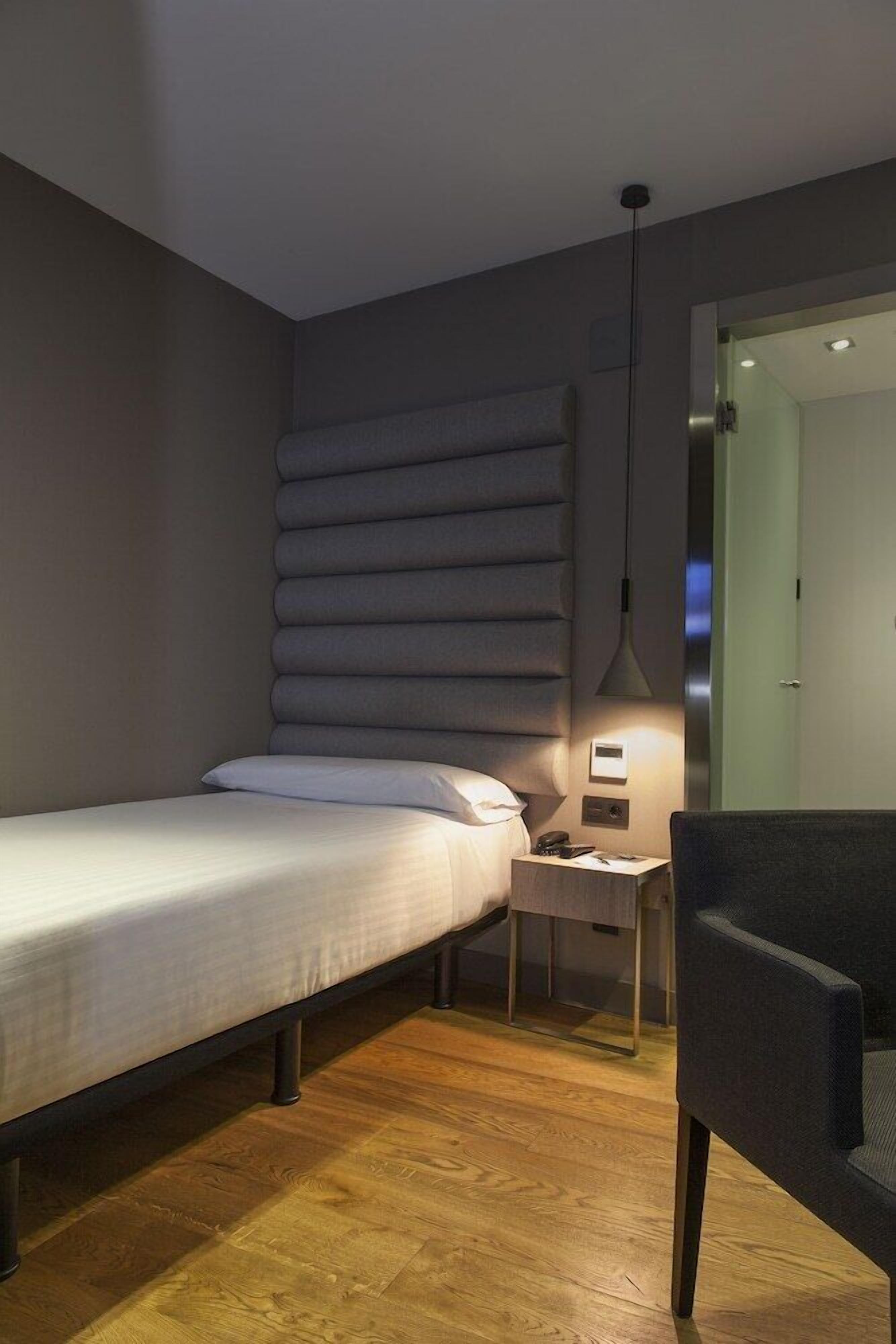 Minibar, caja de seguridad en la habitación y escritorio 