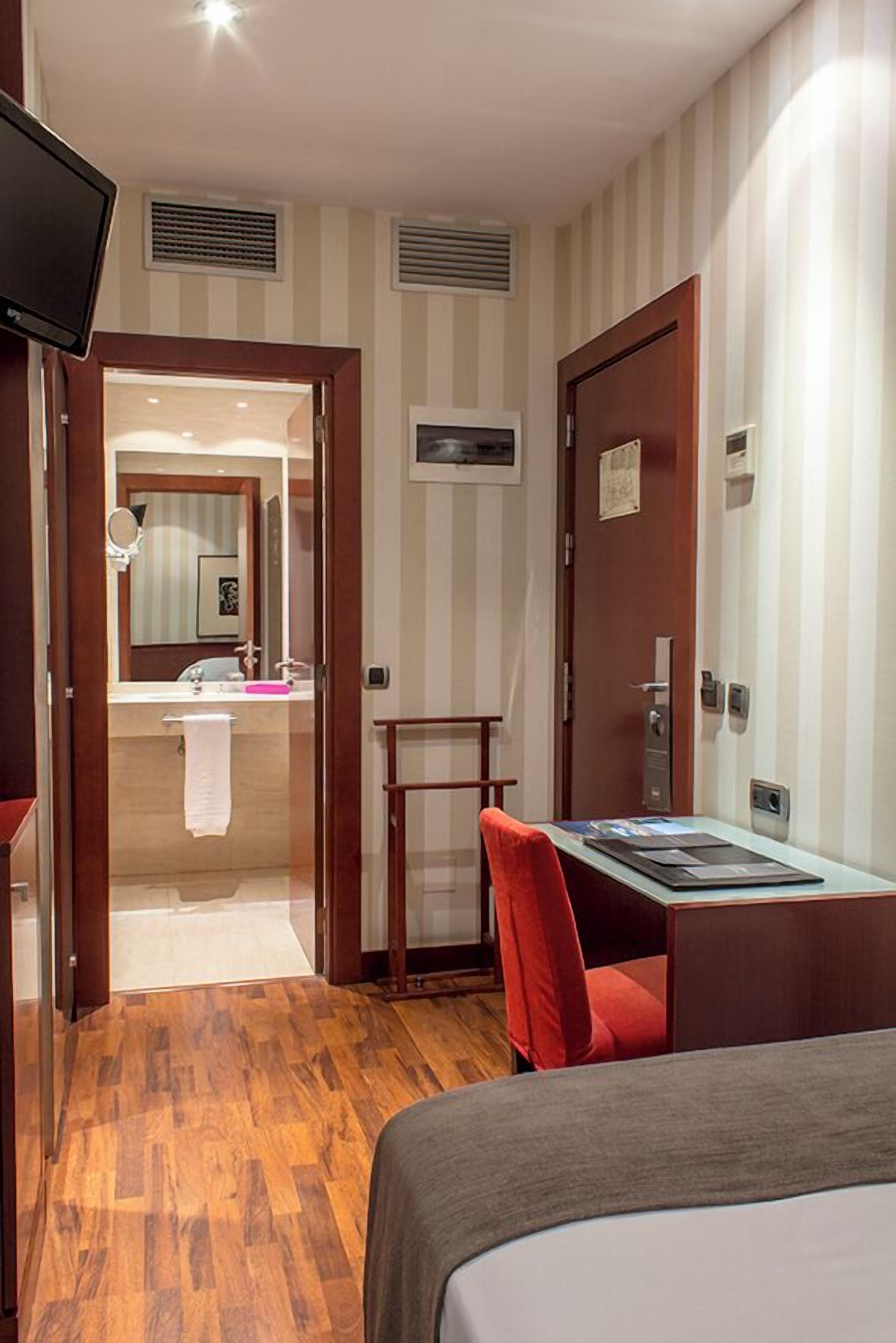 minibar, in-room safe, desk, laptop workspace