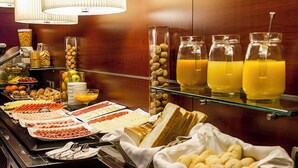 A buffet with various food items and beverages. - Hotel RH Murcia Centro By Hoteles RH (Murcia)