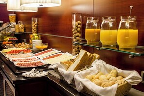 Petit déjeuner buffet (11 EUR par personne)