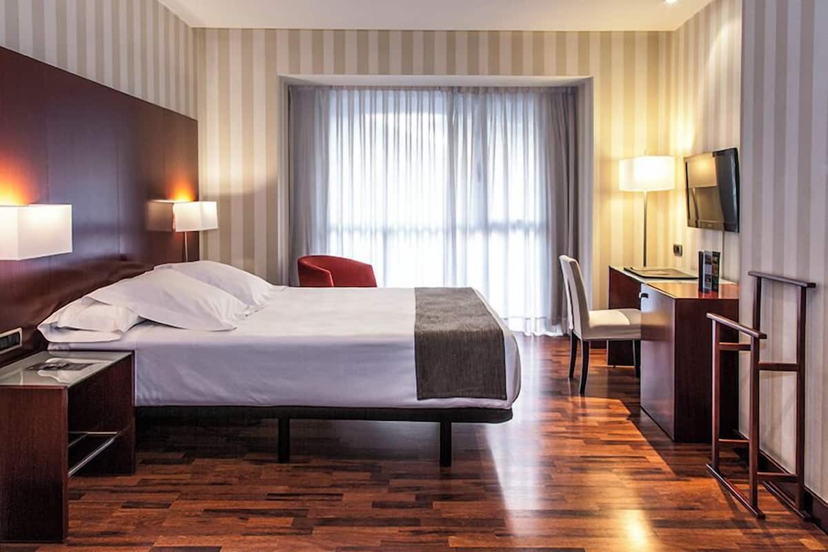 superior double room, balcony | minibar, in-room safe, desk, laptop workspace