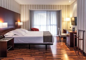 Habitación doble superior, balcón | Minibar, caja fuerte, escritorio y espacio para trabajar con un portátil