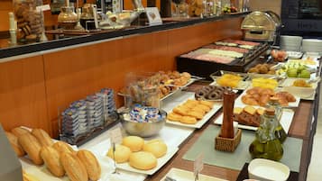 Bữa sáng buffet hàng ngày (13 EUR/mỗi người)