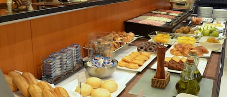 Sarapan bufet setiap hari (EUR 13 seorang)