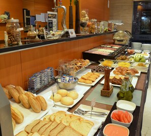 Café da manhã com buffet todos os dias (EUR 12 por pessoa) 