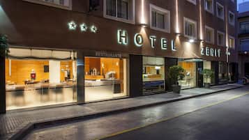 Fachada de la propiedad por la tarde o noche