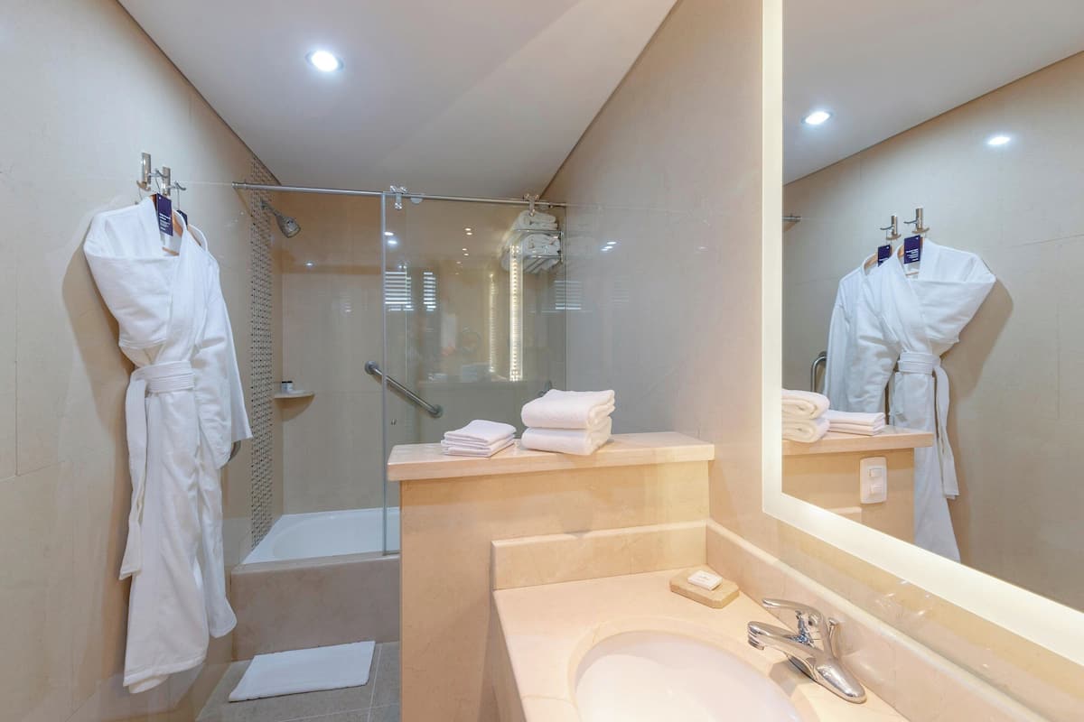 Junior Suite, 1 King Bed | Bathroom