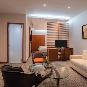 Roupas de cama premium, edredons de pluma, frigobar, cofres nos quartos