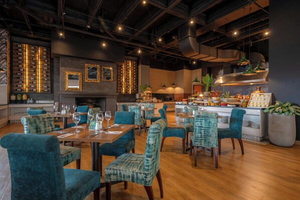 3 restaurants, breakfast, lunch, dinner served; international cuisine 