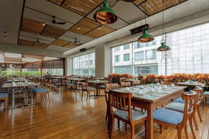 3 restaurantes, se sirven desayunos, comidas y cocina internacional