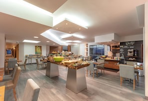 3 restaurants, spécialités Cuisine internationale