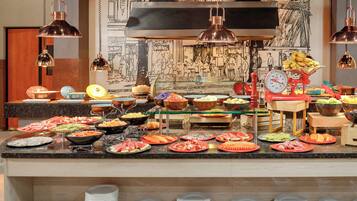 3 restaurants, breakfast, lunch, dinner served; international cuisine