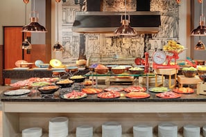 3 restaurants, breakfast, lunch, dinner served; international cuisine