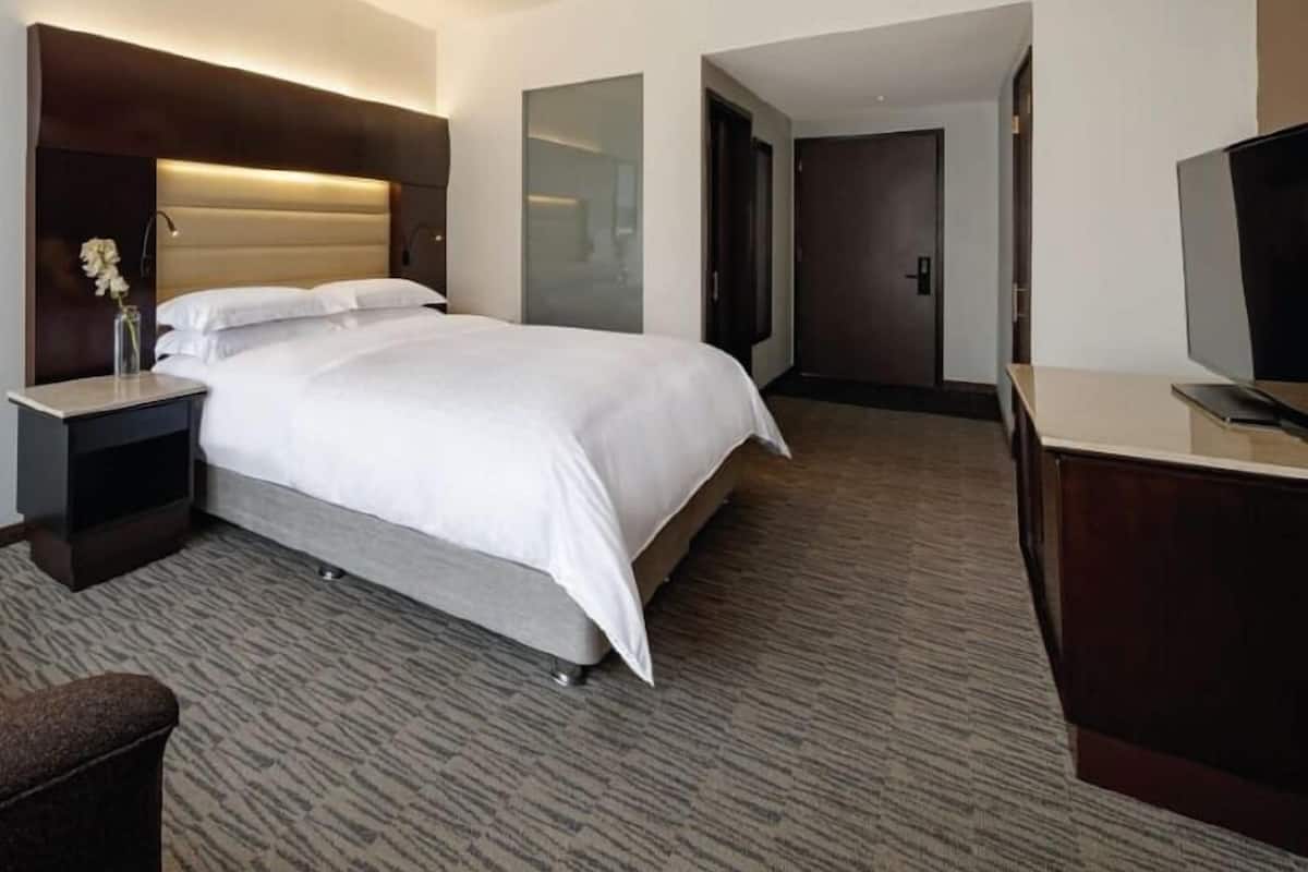Club Room, 1 King Bed (High Floor) | Premium bedding, minibar, in-room safe, desk