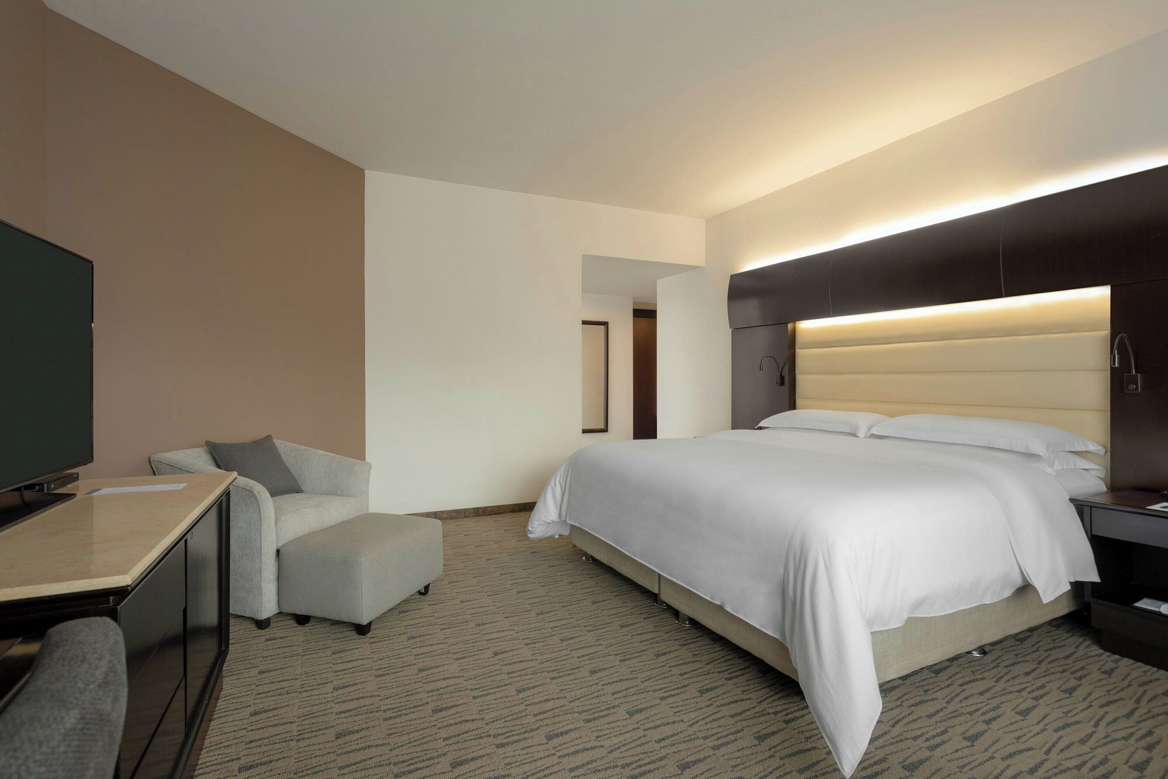 Rom, 1 kingsize-seng, tilpasset bevegelseshemmede (Roll-In Shower) | Sengetøy av topp kvalitet, dundyner, minibar og safe på rommet