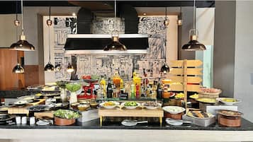 3 restaurants, breakfast, lunch, dinner served; international cuisine