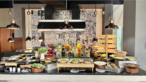 3 restaurants, breakfast, lunch, dinner served; international cuisine