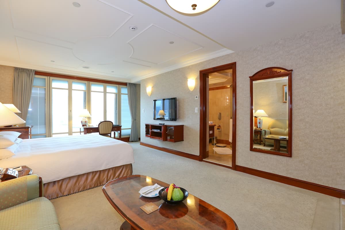 deluxe room | down duvets, in-room safe, desk, soundproofing