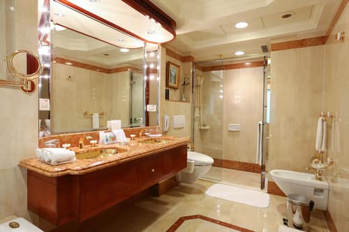 Secadora de cabello, batas, pantuflas, bidet