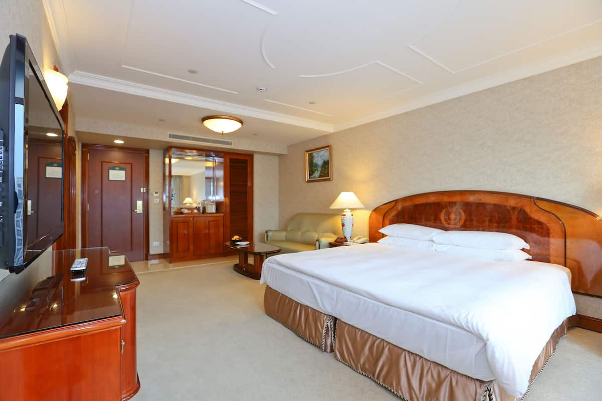 Deluxe Room | Down duvets, in-room safe, desk, soundproofing