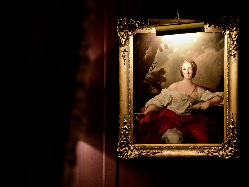 Un portrait encadré dans un cadre doré orné.