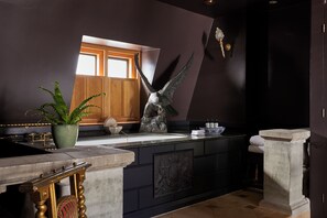 套房, 1 張特大雙人床 | 高級寢具、迷你吧、房內夾萬、獨特設計