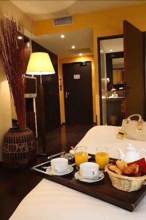 Standard Room | Peralatan tempat tidur premium, peti besi dalam bilik 