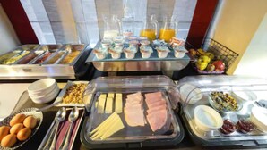 A buffet with various food items including eggs, meats, and fruits. - Le Boutique Hôtel Garonne by Occitania hotels (Toulouse)