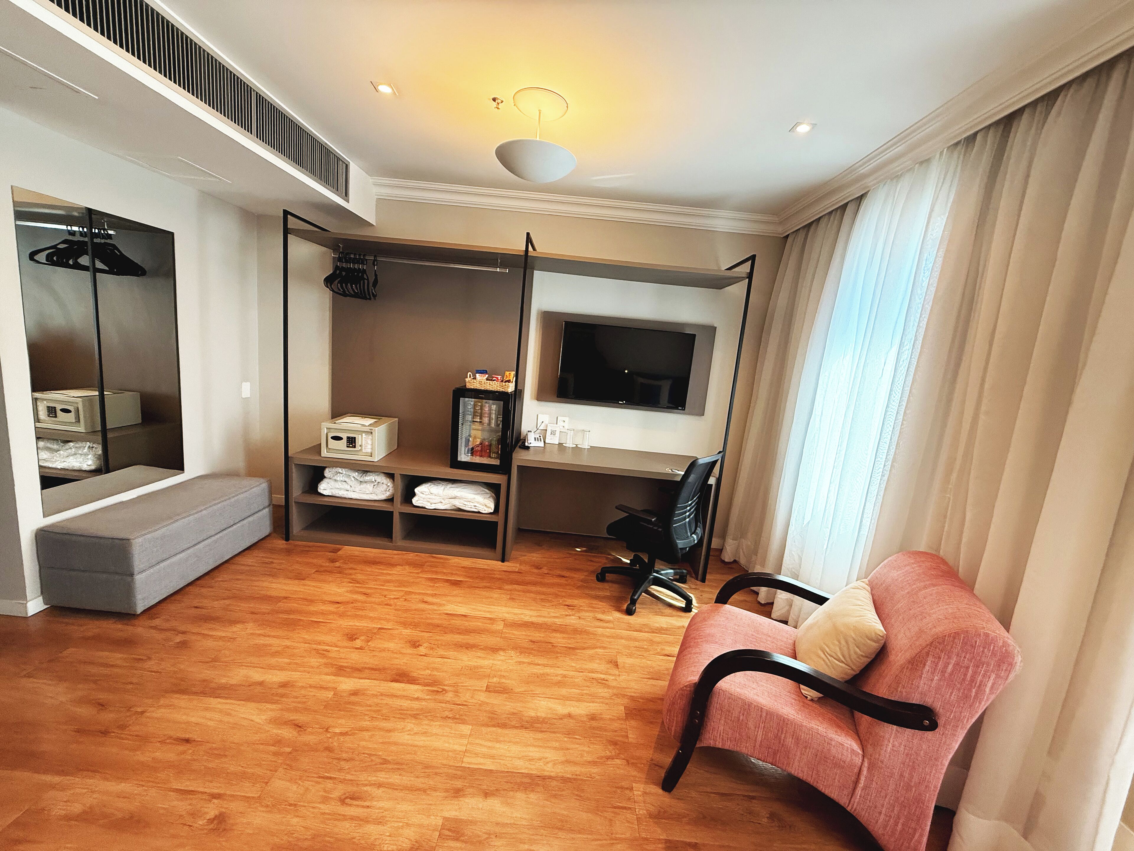 premier single room | 1 bedroom, minibar, in-room safe, desk