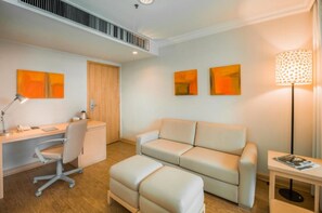 Deluxe Twin Room | Minibar, in-room safe, desk, laptop workspace