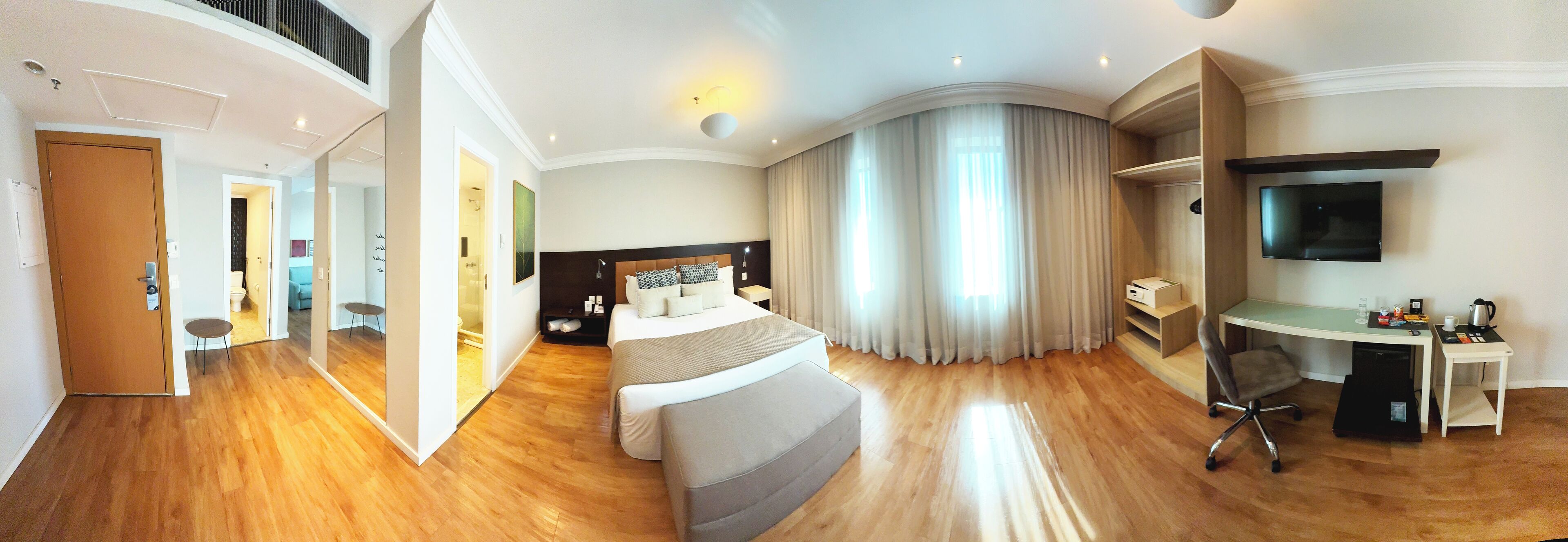 executive suite | 1 bedroom, minibar, in-room safe, desk