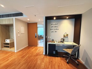 Premium Suite | Minibar, in-room safe, desk, laptop workspace