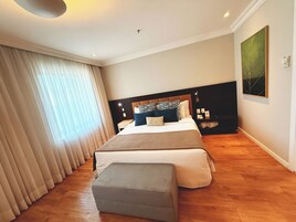 Premium Suite | Minibar, in-room safe, desk, laptop workspace