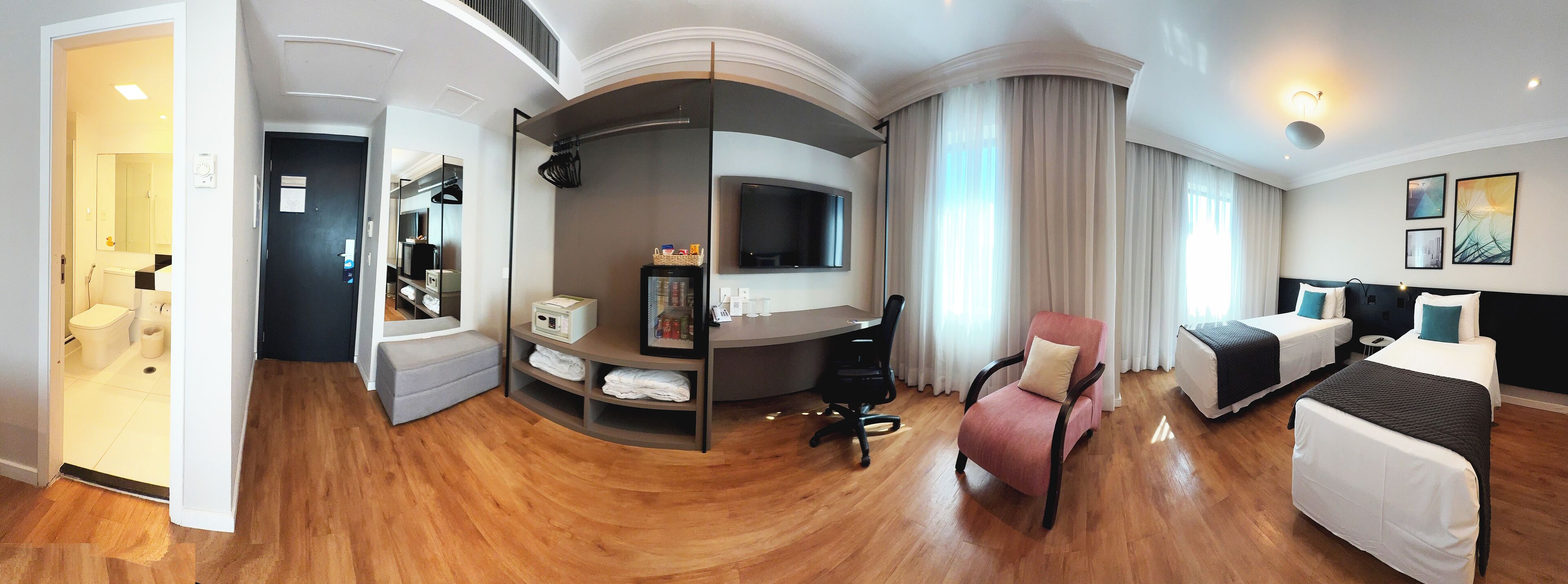 Premier Single Room | Minibar, in-room safe, desk, laptop workspace