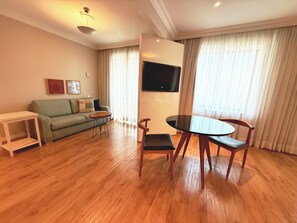 尊荣套房 | 起居区