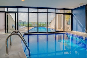 Una piscina techada, una piscina al aire libre
