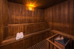 Una sauna in legno con panche e portasci.