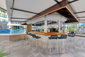 Outdoor pool, pool loungers - Hilton Vacation Club Royal Palm St. Maarten (Simpson Bay)