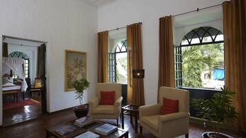 Coin salon dans le hall